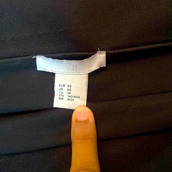 H&M off shoulder solid black dress - Picture 4 of 6